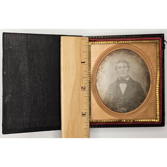 1/6th Plate Daguerreotype Of A Man In Half A Union Case With Cover - Picture 3 of 11